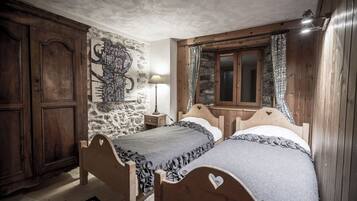 4 chambres, bureau, fer et planche Ă repasser, lit parapluie