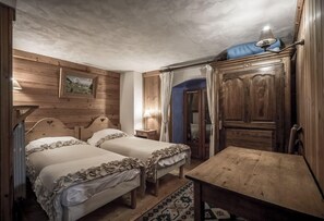 4 bedrooms, desk, iron/ironing board, travel cot