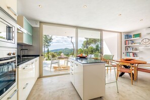 Een koelkast, een microgolfoven, een oven, een vaatwasser