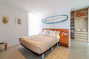 Een kluis op de kamer, een strijkplank/strijkijzer, gratis wifi