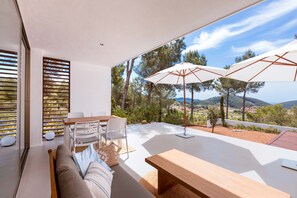 Outdoor dining - SURF HOUSE (Sant Josep de Sa Talaia / San Jose)