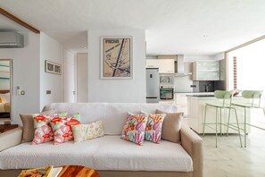 Een televisie, een open haard en een dvd-speler