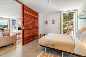 1 slaapkamer, een kluis op de kamer, een strijkplank/strijkijzer