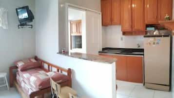 Apartemen Basic | Dapur kecil pribadi | Lemari es, oven, kompor, dan peralatan masak/sendok-piring