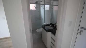 Apartamento básico | Banheiro | Chuveiro, produtos de toalete grátis, toalhas de banho, papel higiênico