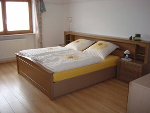1 habitación, tabla de planchar con plancha, internet y ropa de cama
