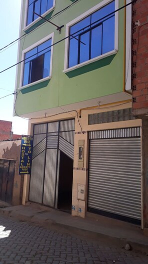 Vista frontal de la propiedad