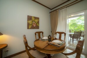Deluxe Condo | Dining room
