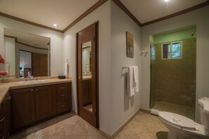 Deluxe Condo | Bathroom