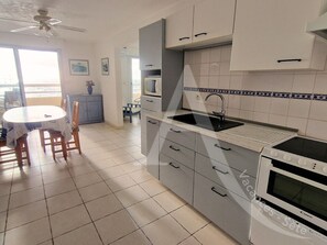 Fridge, microwave, oven, dishwasher - 54 M², DOUBLE TERRASSE, ASCENSEUR, PARKING (Sète)