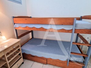 2 chambres, fer et planche à repasser
