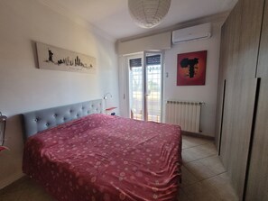 2 bedrooms, in-room safe, desk, iron/ironing board