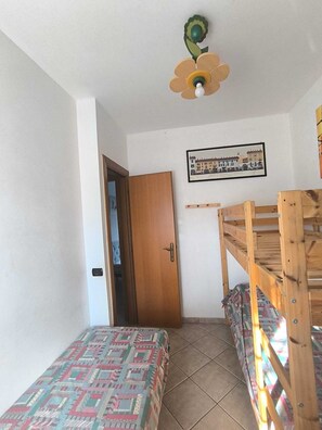 2 bedrooms, in-room safe, desk, iron/ironing board