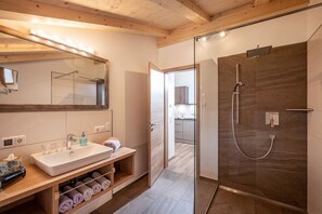Dusche, Haartrockner, Handtücher
