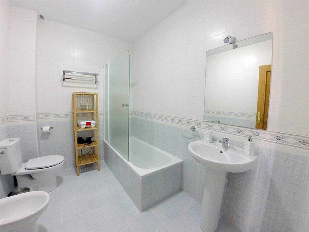 Un baño con inodoro, bidé, bañera y lavamanos.