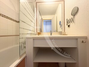 Bathtub, hair dryer