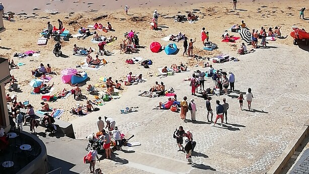 A crowded beach with people sunbathing and swimming. - Ocean View!! One-bedroom apartment with a garage!! "Mobility Lease" rental. (Saint-Malo)