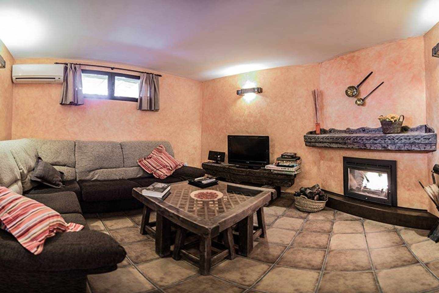 Televisión, chimenea, reproductor de DVD y libros 