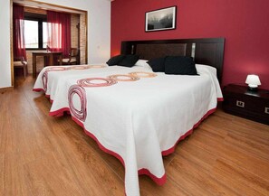 5 habitaciones, escritorio y tabla de planchar con plancha 