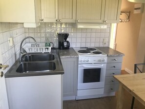 Fridge, microwave, oven, stovetop - Cozy Cottage in Central Älvdalen (Älvdalen)