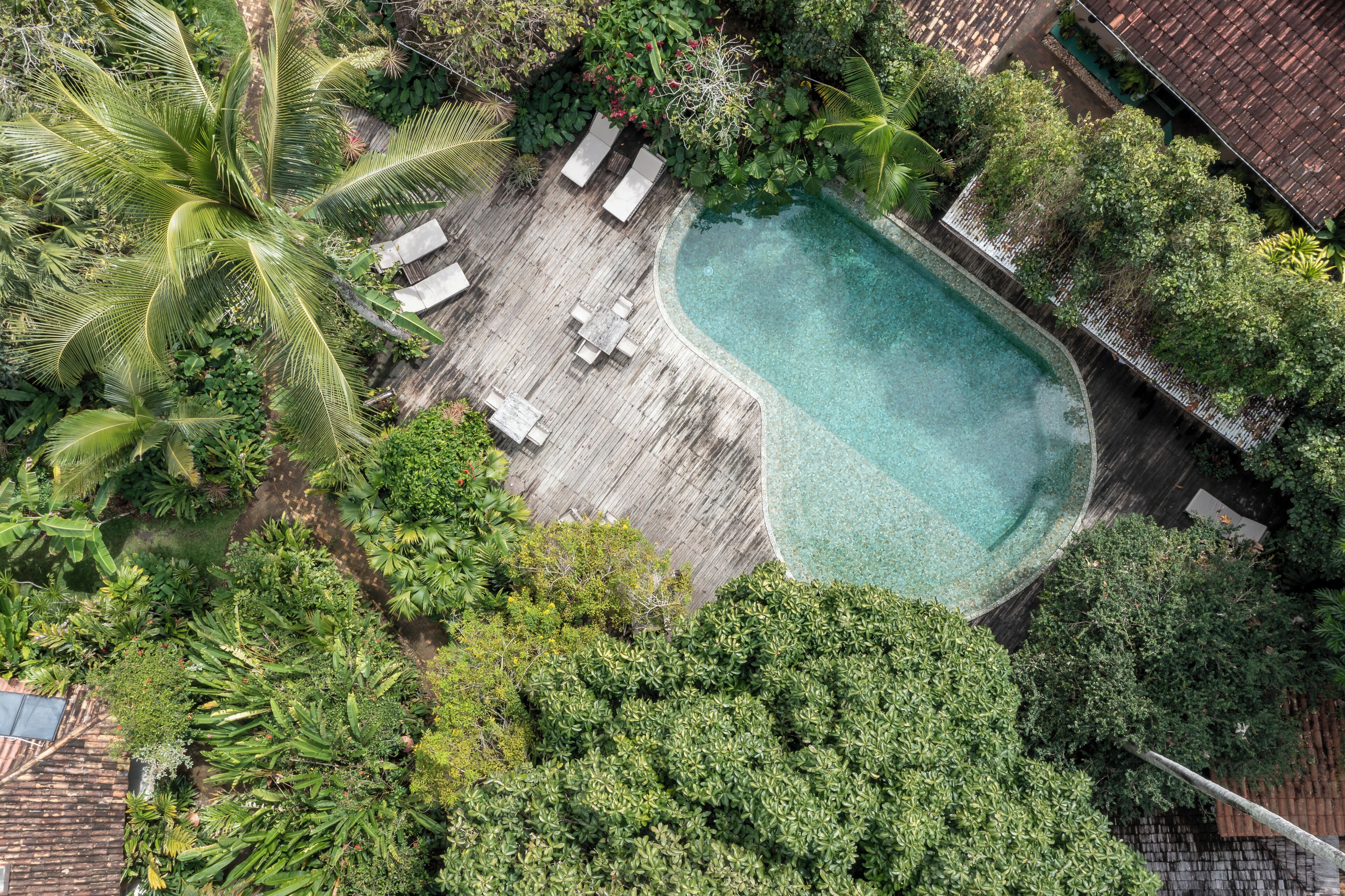 Una piscina al aire libre, tumbonas