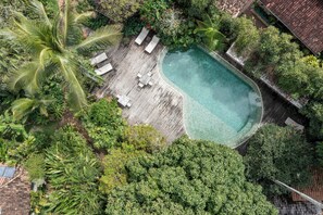 室外泳池；躺椅