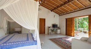 Minibar, caja de seguridad en la habitación, wifi gratis y ropa de cama 