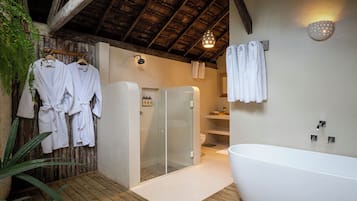Ropa de cama de alta calidad, cubrecamas y minibar