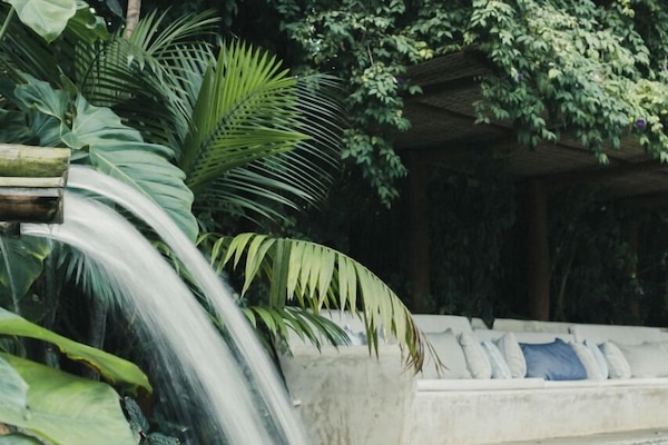 Alberca al aire libre y camastros