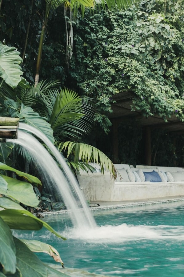 Outdoor pool, sun loungers - Pousada Capim Santo Trancoso (Porto Seguro)