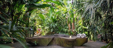 Massages aux pierres chaudes, massages des tissus profonds