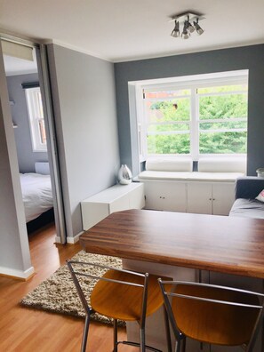 1 bedroom, bed sheets