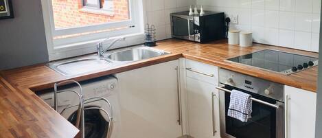 Réfrigérateur, micro-ondes, plaque de cuisson