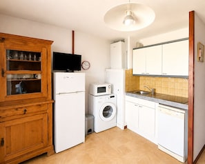 Jääkaappi, mikroaaltouuni, uuni, astianpesukone