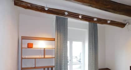 Appartement moderne 1. 7 km au nord de Lucca, 2pers, Wifi, Parking, Bus