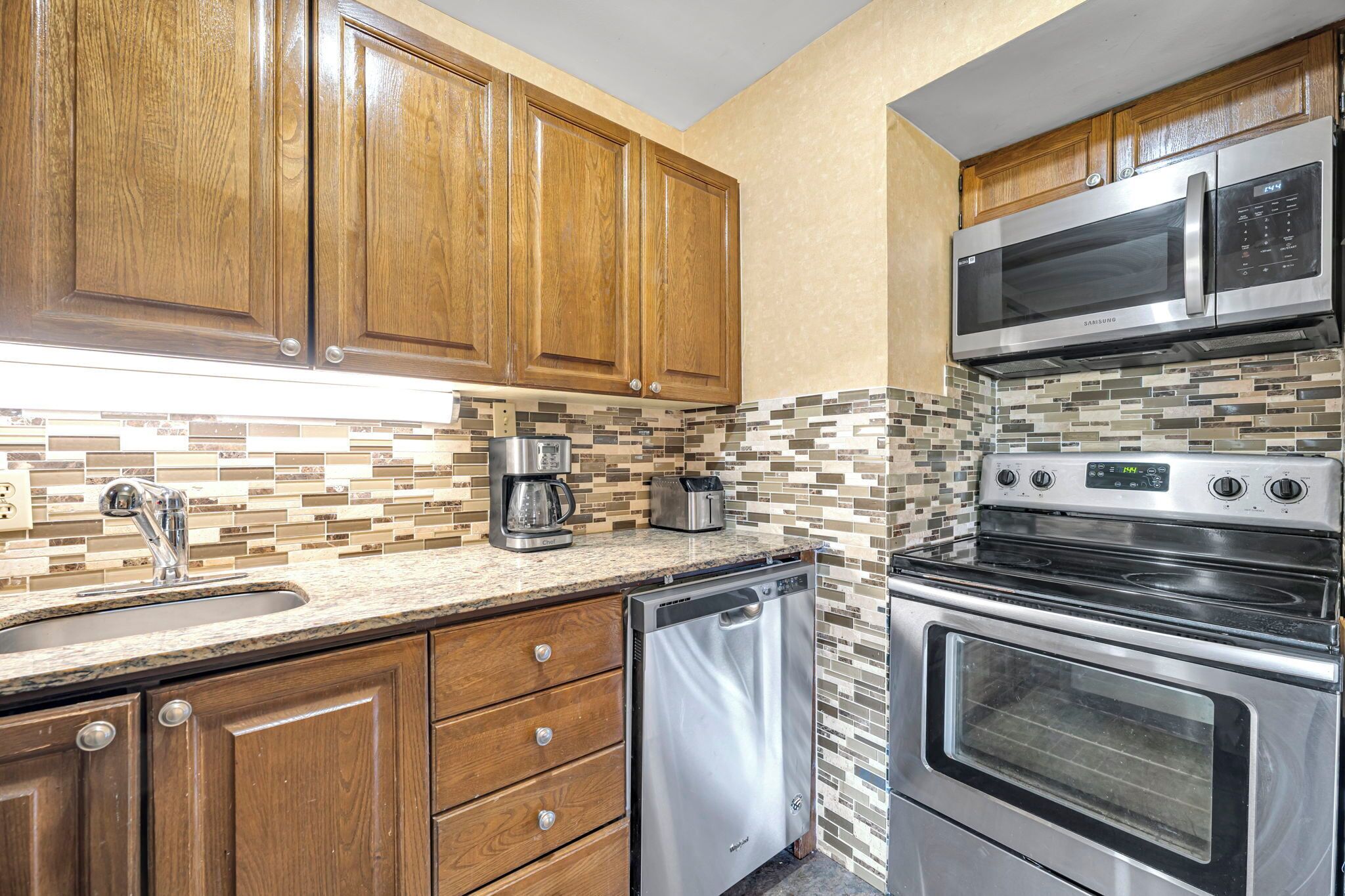 Kjøleskap, mikrobølgeovn, ovn og kokeplater