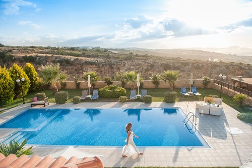 KNOSSOS ESTATE, VILLA PASIFAI, a luxurious private villa with endless pool