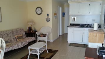 TV connectée, lecteur de DVD, livres