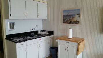 Réfrigérateur, micro-ondes, plaque de cuisson, cafetiÚre/bouilloire