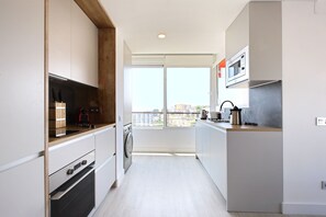 Kylskåp, mikrovågsugn, ugn och diskmaskin