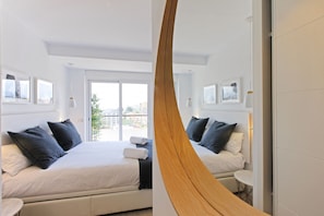 2 chambres, coffres-forts dans les chambres, fer et planche à repasser