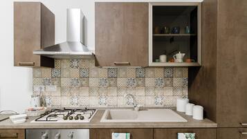 Frigorifero, forno, piano cottura, lavastoviglie