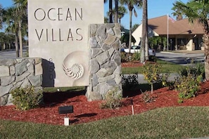 Property grounds - Highly rated Condo in Ocean Front Community, Wheelchair accessible, Dog friendly (St Augustine Beach)