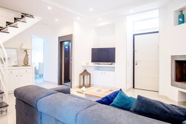 TV, fireplace