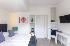 4 chambres, coffres-forts dans les chambres, fer et planche à repasser