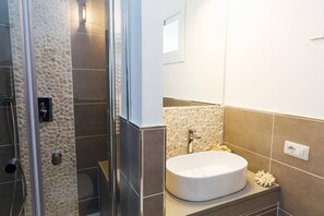 ヘアドライヤー、シャンプー、トイレットペーパー