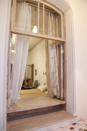 2 bedrooms, in-room safe, iron/ironing board, WiFi - Art House Petunia-The place where you feel real taste of old Tbilisi style! (Dzveli Tbilisi)