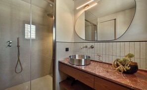 Combined shower/bathtub, hair dryer, towels, soap
