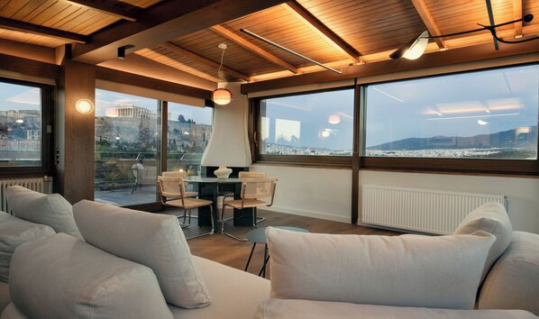 TV, fireplace