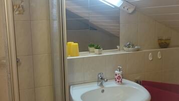 Dusche, Haartrockner, Handtücher